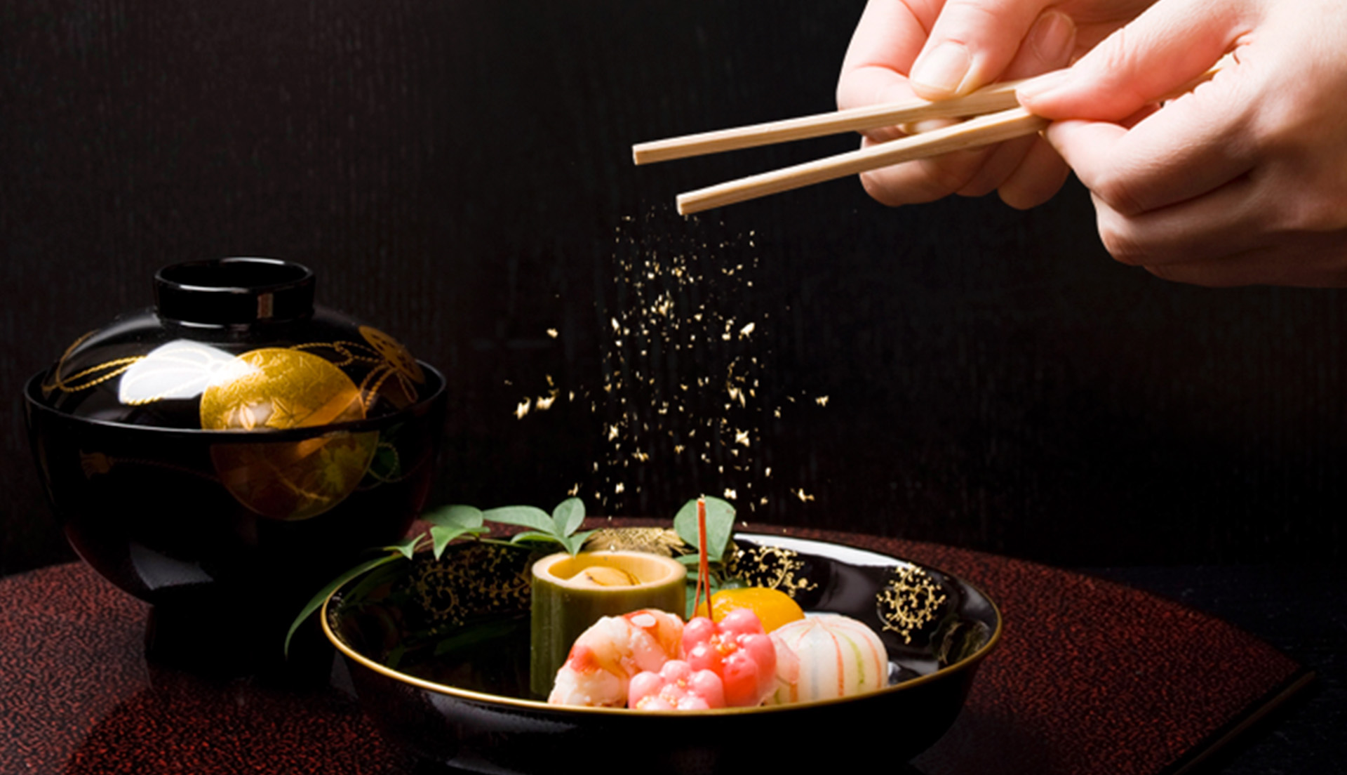 割るたび、金箔が舞う。ハレの日を彩る“ぱっきん箸”
