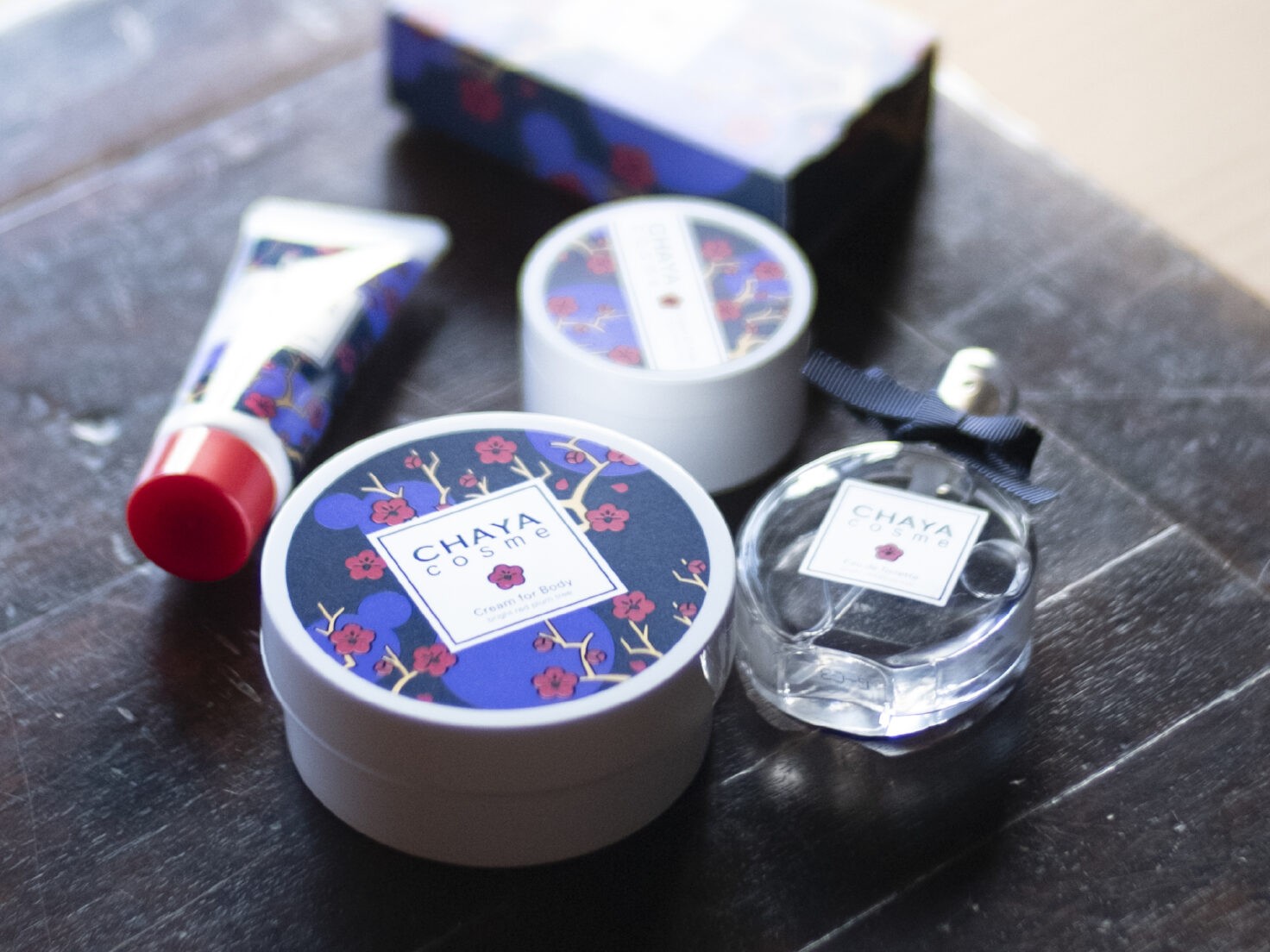 箔座 CHAYA COSME のボディクリーム、オードトワレ、ハンドクリームなど、コスメラインナップ全体写真。