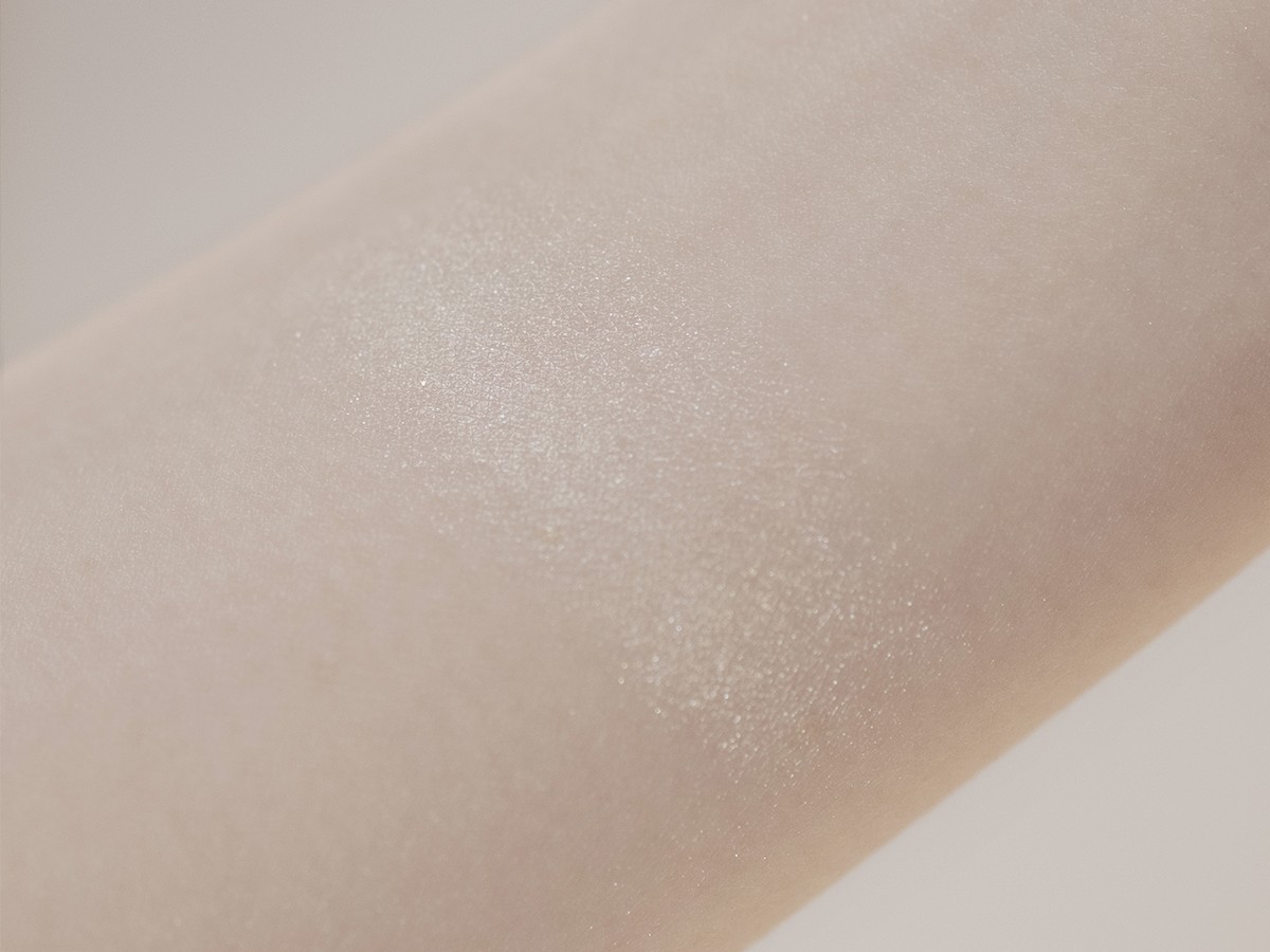 箔座 CHAYA COSME グッドカラーアイシャドウ 白茶の腕へのスウォッチ。自然な光沢と色味がわかる接写。