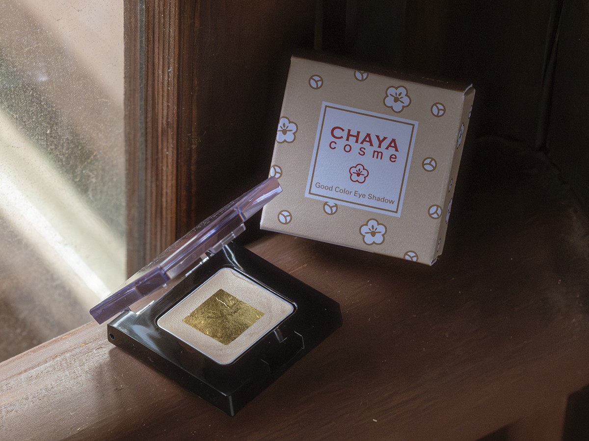 箔座 CHAYA COSME グッドカラーアイシャドウ 白茶 パッケージと開いた本体。アイシャドウのテクスチャーがわかる接写