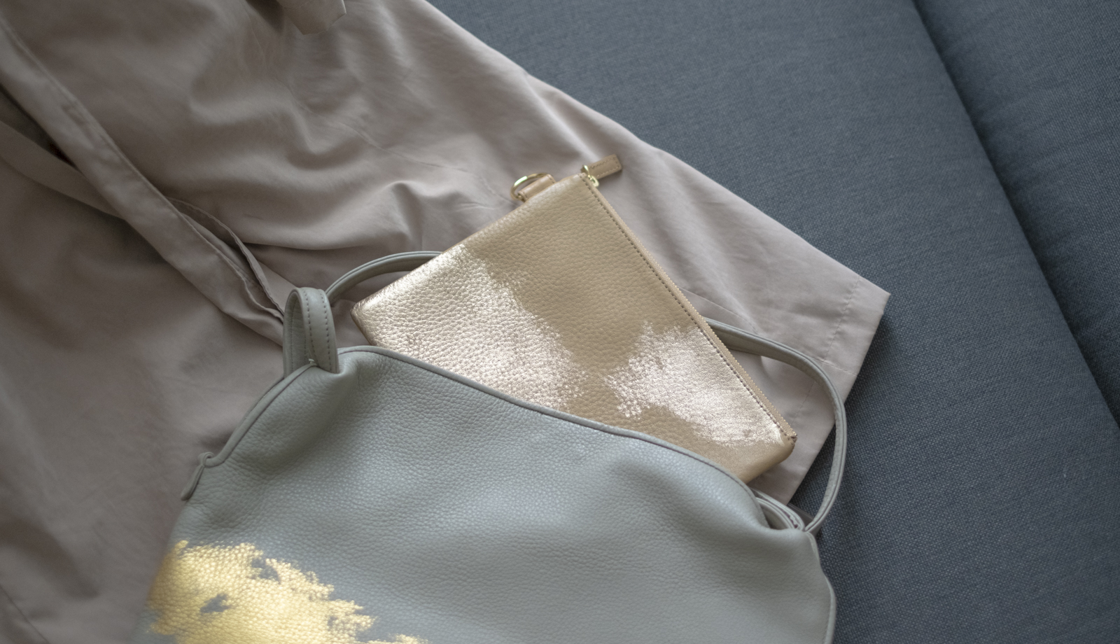 レザートートバッグからさりげなく覗く、箔座のレザーポーチ。日常に華やかさを添える持ち物。