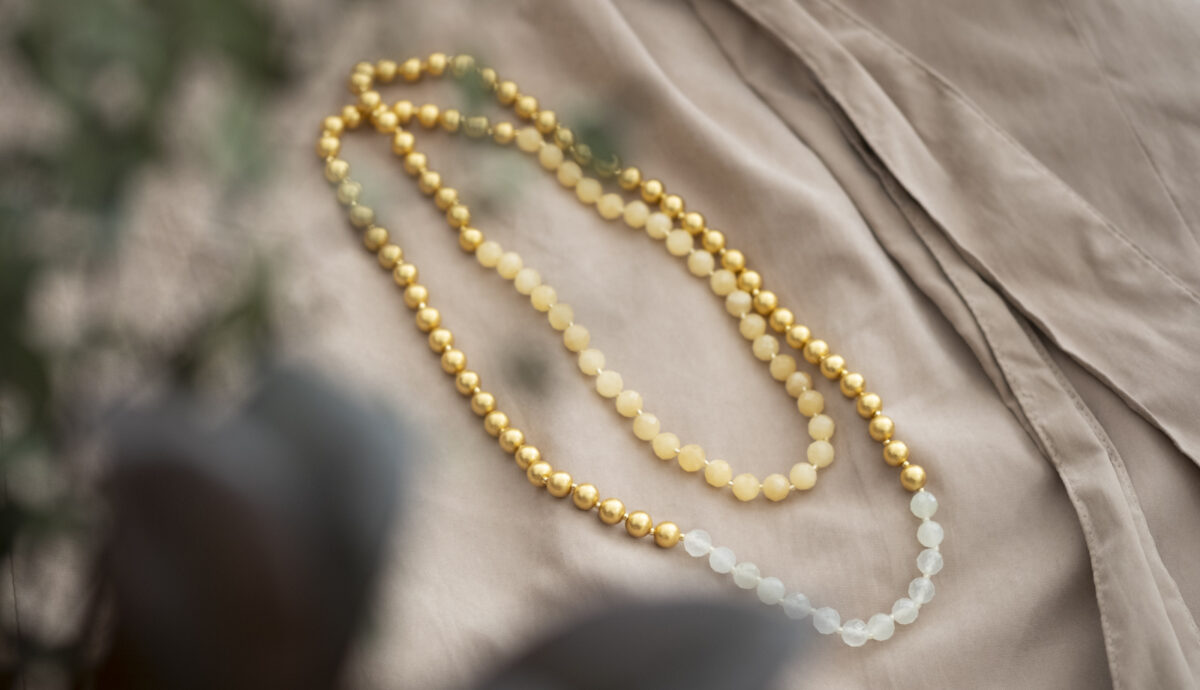 瑞々しいグリーンの影と、繊細な輝きを放つ箔座の箔珠ネックレス・ロング。自然体で上質な美しさ。