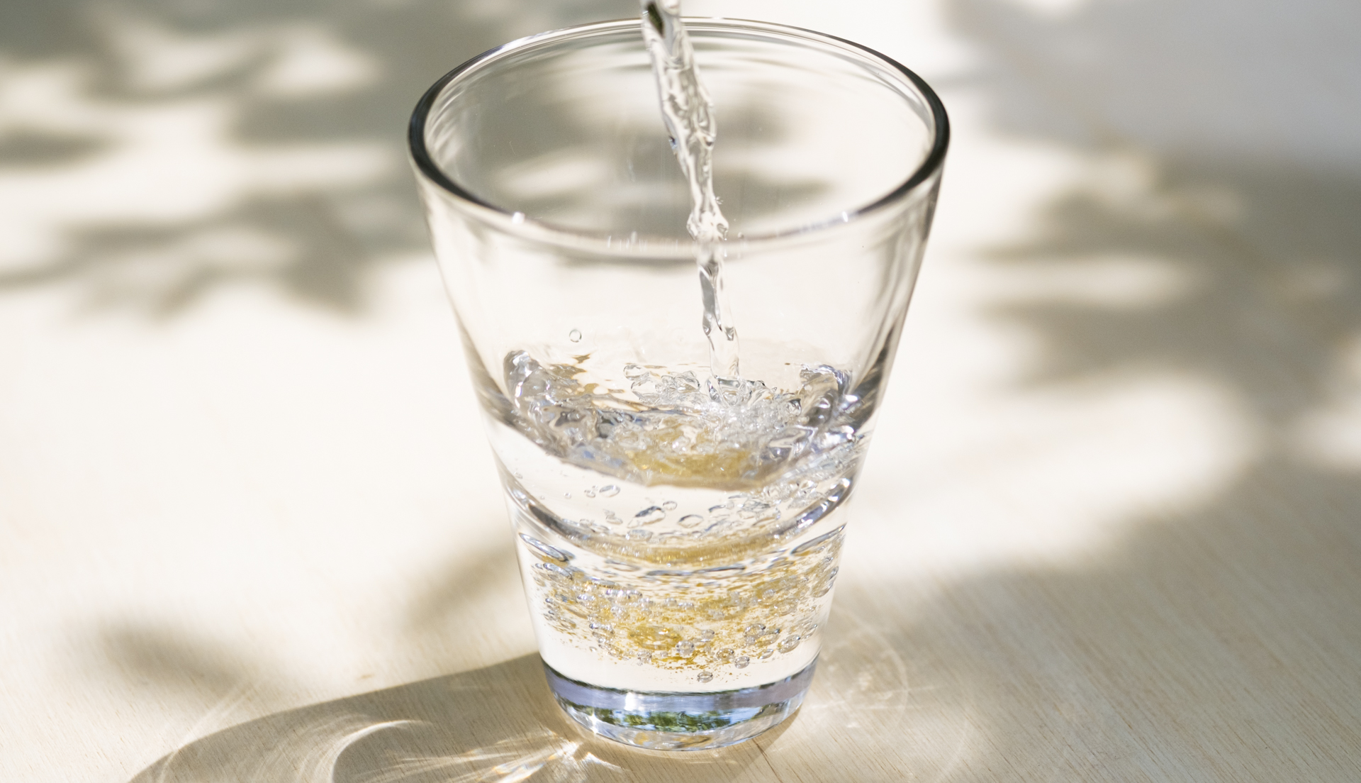 冷たい飲み物を注ぎ、底から光が透過するバブルグラス