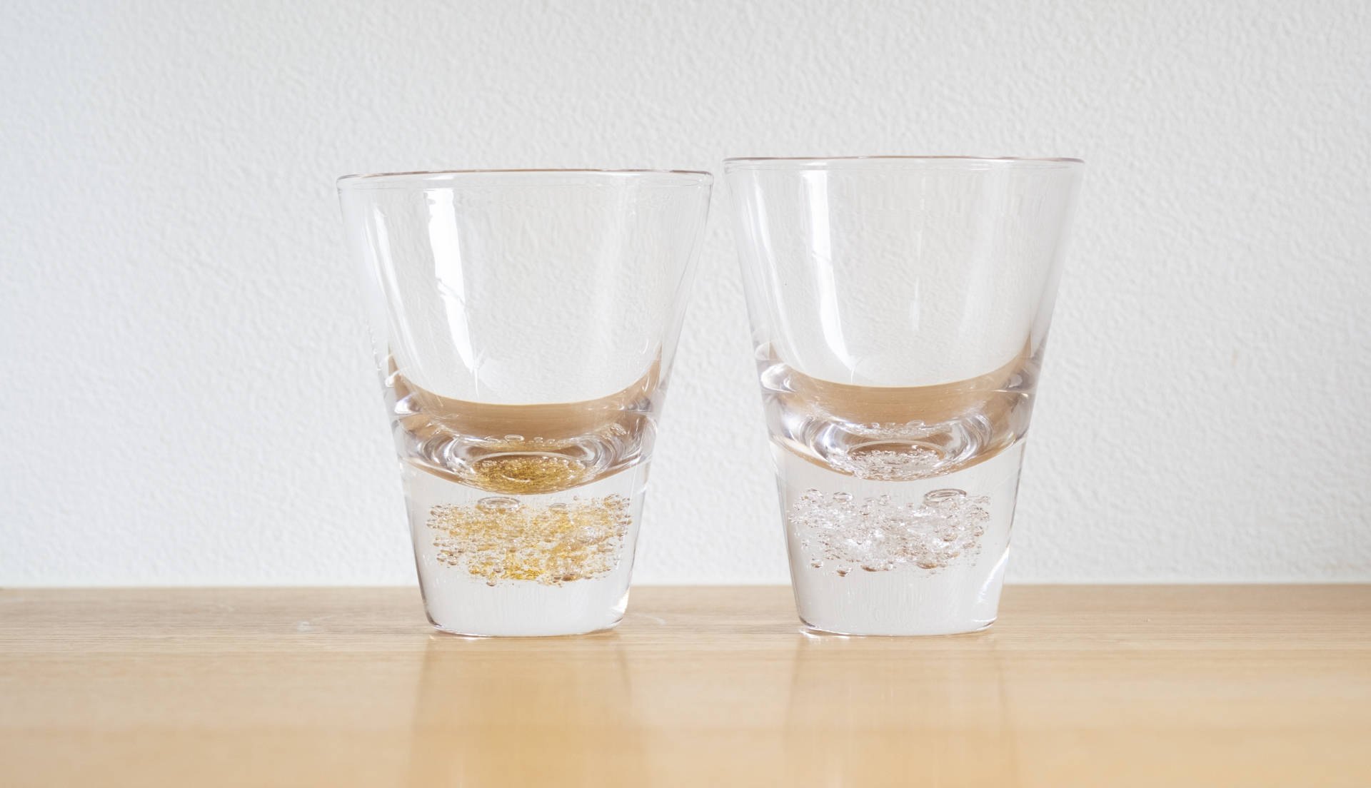 手吹きならではのゆらぎを持つ、泡と金箔が美しいバブルグラス